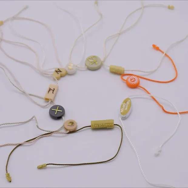 Plástico personalizado Degradable Joyería Sujetador Ropa Capa de PVC Etiqueta adhesiva Sello de cadena Etiquetas colgantes para accesorios de prendas de vestir y textiles para el hogar Etiqueta de ropa